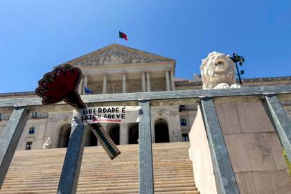 Centenares de portugueses protestan ante Parlamento durante debate sobre reforma laboral