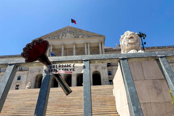 Centenares de portugueses protestan ante Parlamento durante debate sobre reforma laboral