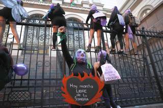 Los conflictos en Bolivia invisibilizan la violencia sin tregua contra las mujeres