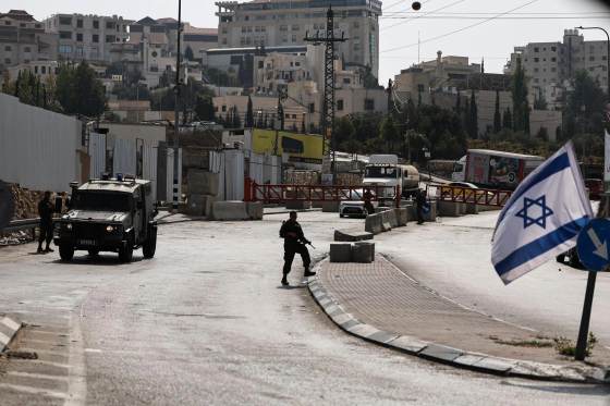 Colonos israelíes provocan altercados en una Cisjordania cercada en la jornada electoral