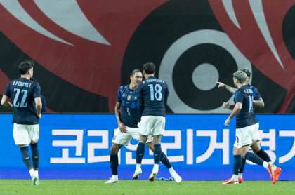 1-4. La Uruguay de Forlán desborda a Robert Moreno y Kang in Lee