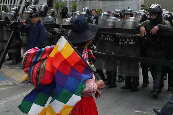 Protestas contra el presidente de Bolivia persisten en medio de dos iniciativas de diálogo