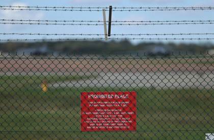 Irán niega relación con un plan terrorista contra una base inglesa, los detenidos son británicos