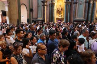 Peruanos se encomiendan al Señor de los Milagros para cuidar la salud del papa León XIV