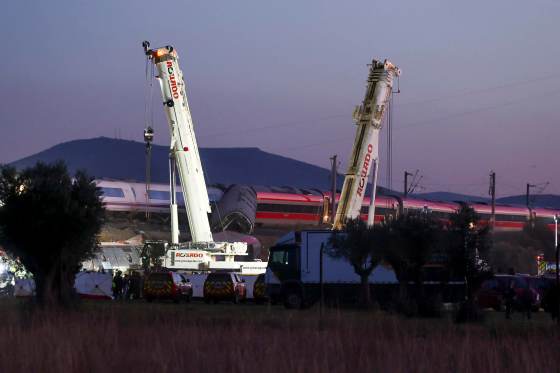 Llegan a Sevilla en autobús los primeros viajeros de los trenes accidentados en Urda