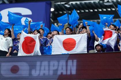 Critican la doble moral de los fans japoneses al limpiar los estadios del Mundial