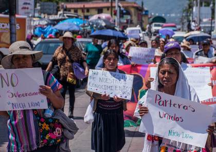 Cientos de parteras indígenas marchan en sur de México para defender su práctica ancestral