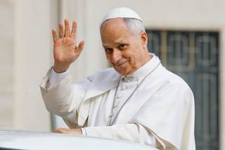 El papa pide superar la impotencia que hace creer que no es posible una era sin guerras