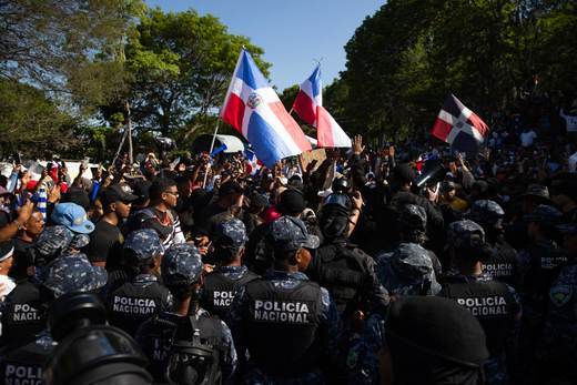 Policía dominicana dispersa manifestación contra minera canadiense