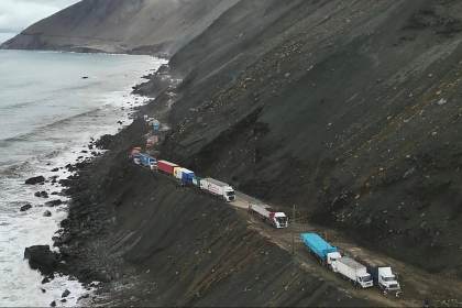 Perú establece puente aéreo y marítimo para trasladar cientos de atrapados por derrumbes