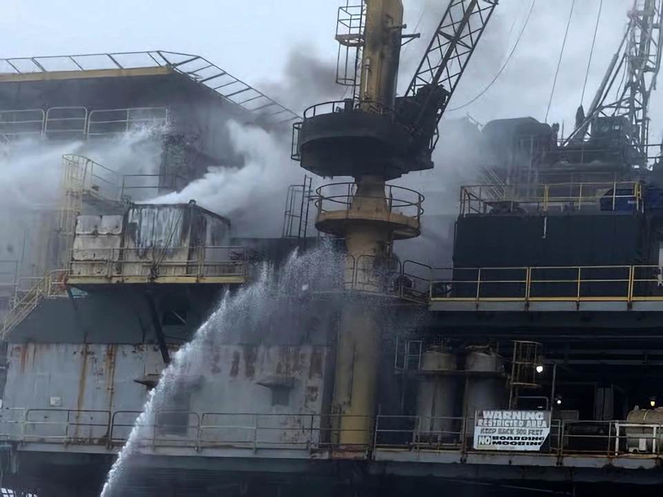 Explosión en plataforma petrolera en la costa de California provoca incendio y evacuación
