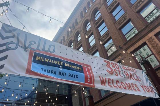 Fiestas de visionado, banderas y cervezas: Milwaukee calienta motores para Serie Mundial