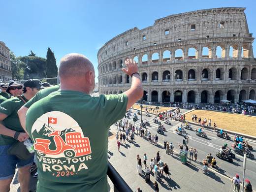 Miles de apasionados de la Vespa desfilan en Roma para celebrar los 80 años de un "icono"