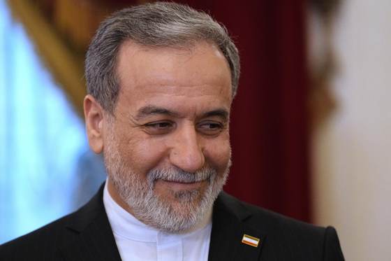 Araqchí asegura que Irán estudia la posibilidad de negociar con Estados Unidos