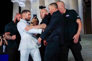 Topuria empuja a su contrincante en un careo previo al combate en la Casa Blanca