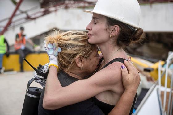 Un llanto desconsolado rompe el silencio de las búsquedas de desaparecidos en Venezuela
