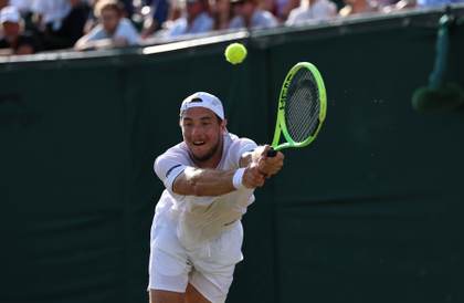 Hurkacz se retira y Struff es el más veterano en llegar a unos cuartos en Wimbledon