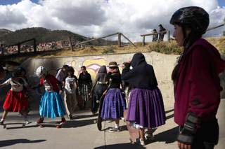 Niñas y jóvenes bolivianas muestran su talento para el skateboard en 'La Paz sobre ruedas'