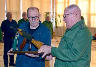 El Gobierno de Cuba entrega un fusil AKM a Silvio Rodríguez "para defender la Patria"