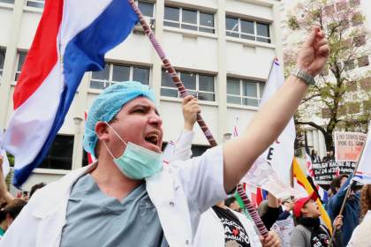 Médicos del sector público marchan y realizan plantones en Paraguay en primer día de paro