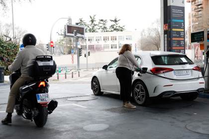 El brent cae un 0,46 % y queda por debajo de 110 dólares pendiente del ultimátum de Trump