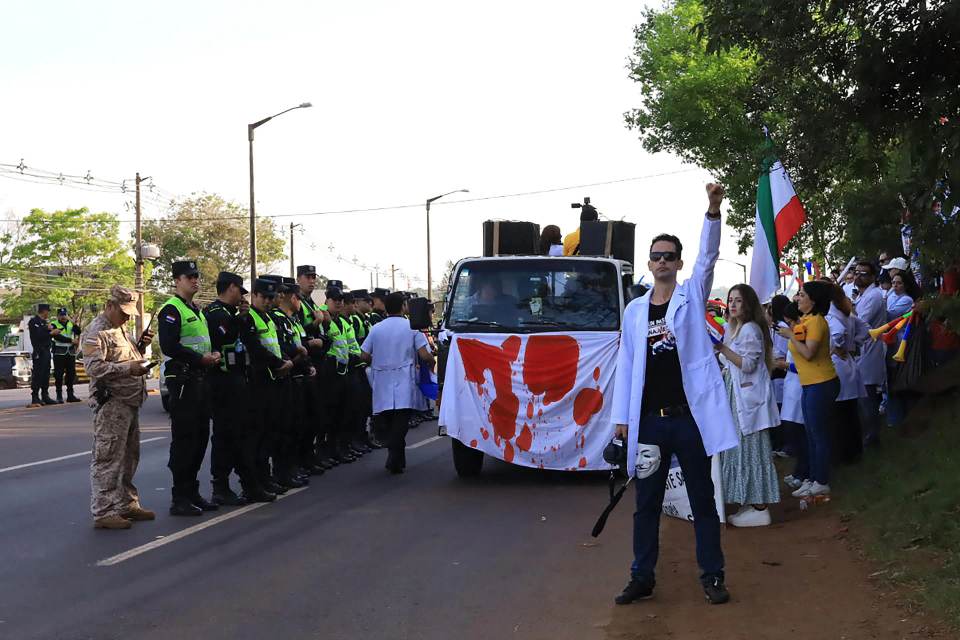 Médicos en Paraguay amenazan con renuncias colectivas en el quinto día de huelga