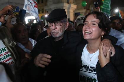 El candidato presidencial peruano Ricardo Belmont está "muy bien" de salud, afirma esposa