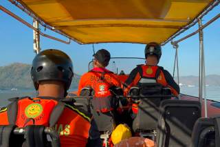 Indonesia busca a cinco desaparecidos tras el incendio de un barco turístico en Bali