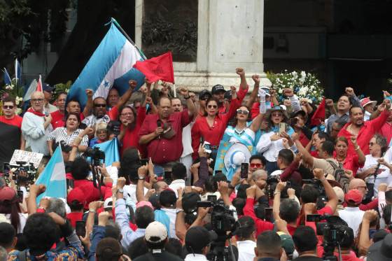 Desfiles estudiantiles y protestas opositoras en aniversario independentista de Honduras