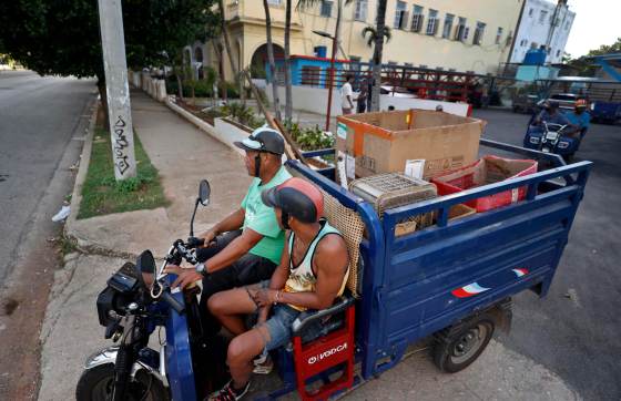 El "duro trabajo" de los triciclos eléctricos para aliviar la crisis de basura en Cuba