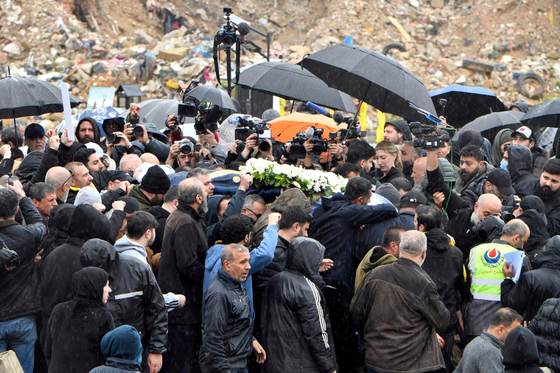 El Líbano despide a tres periodistas asesinados en un ataque israelí en el sur del país