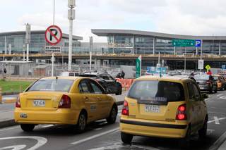Protesta de taxistas bloquea uno de los accesos al aeropuerto de Bogotá por segundo día