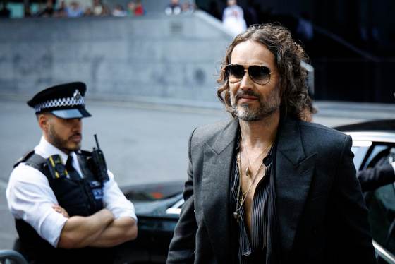 El juicio contra Russell Brand por supuestos delitos sexuales se retrasa hasta octubre