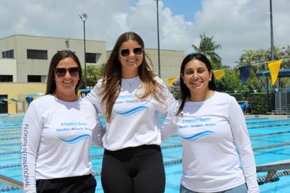 Profesora mexicana en Florida crea clases de natación para niños con autismo