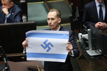 Un diputado polaco exhibe una bandera israelí con una esvástica en el Parlamento