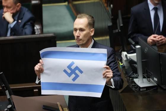 Un diputado polaco exhibe una bandera israelí con una esvástica en el Parlamento