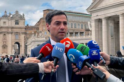El lehendakari pide al papa que acompañe a Euskadi en el 90 aniversario de Gernika
