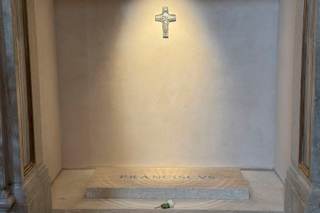 La tumba de Francisco en Roma sigue atrayendo a sus devotos un año después de su muerte