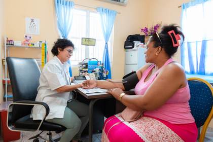 La brigada médica cubana mantiene su vital rol en Trinidad y Tobago pese a las presiones