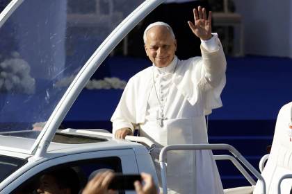 El papa pide penitencia "por un mundo que va mal" en misa multitudinaria en Lourdes