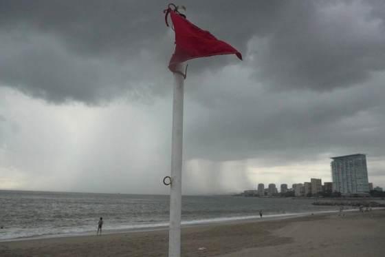 Vance se intensifica a huracán categoría 1 y provoca lluvias al sur de México