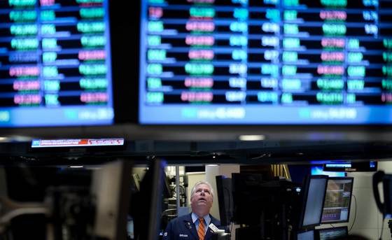 Wall Street acelera pérdidas a media sesión y el Dow Jones baja 1.000 puntos