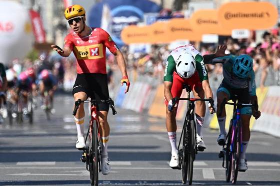 Fredrik Dversnes se impone desde la fuga en un día heroico para los cuatro escapados