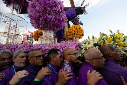 Miles de fieles acompañan la peregrinación del Nazareno de San Pablo por calles de Caracas