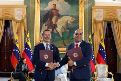 Venezuela y la tecnológica SLB firman un acuerdo preliminar de explotación de crudo y gas