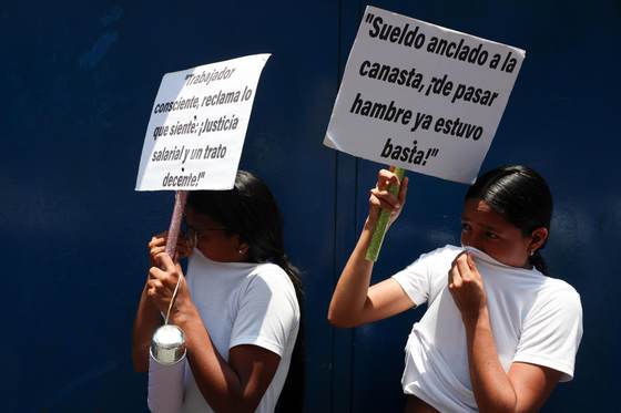 Trabajadores rechazan la represión de sus protestas por aumento salarial en Venezuela