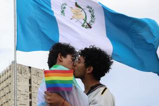 Histórica marcha del orgullo LGBTIQ+ en Guatemala exige justicia penal y frenar la censura