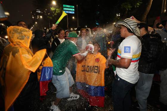 Los colombianos celebran eufóricos la victoria ante Uzbekistán en el debut mundialista
