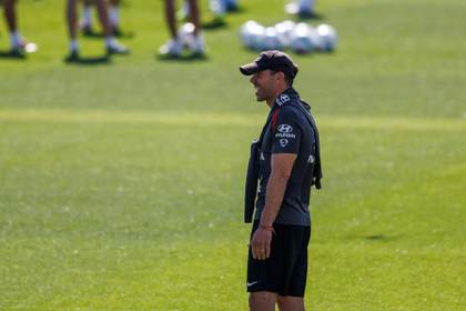 Simeone charló con Almada: “Esperamos que haga un partido con la jerarquía que tiene”