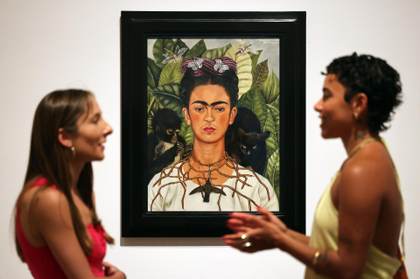 Una exposición en Londres explora la evolución de Frida Kahlo como icono global